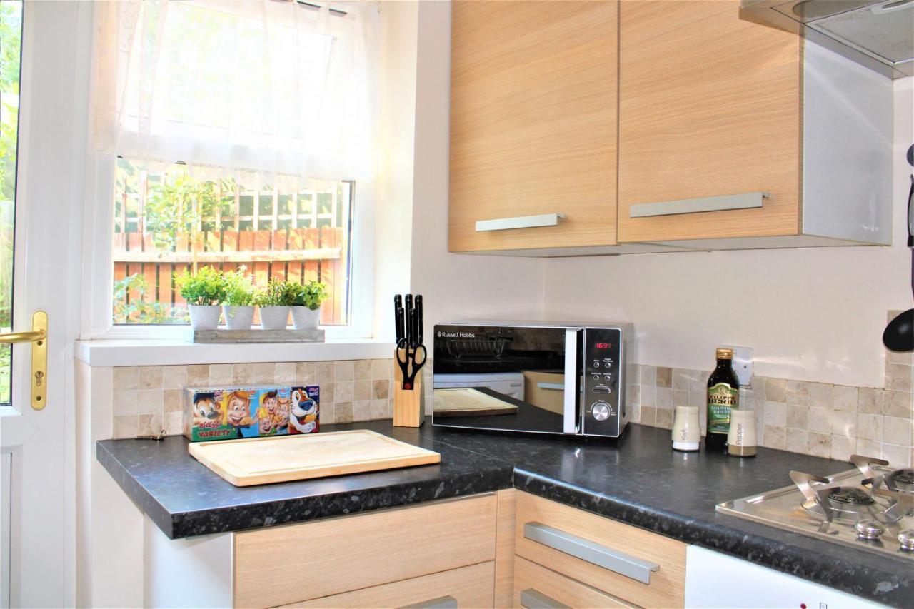 Oldbrook Budget Friendly 3 Bedroom House Sleeps 6 Free Parking And Netflix Milton Keynes Exterior photo