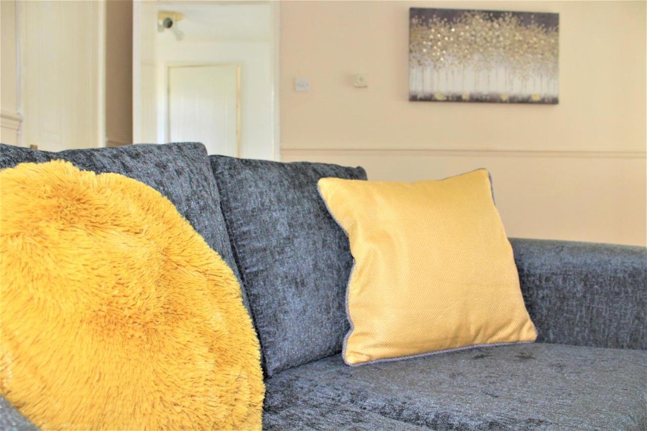 Oldbrook Budget Friendly 3 Bedroom House Sleeps 6 Free Parking And Netflix Milton Keynes Exterior photo