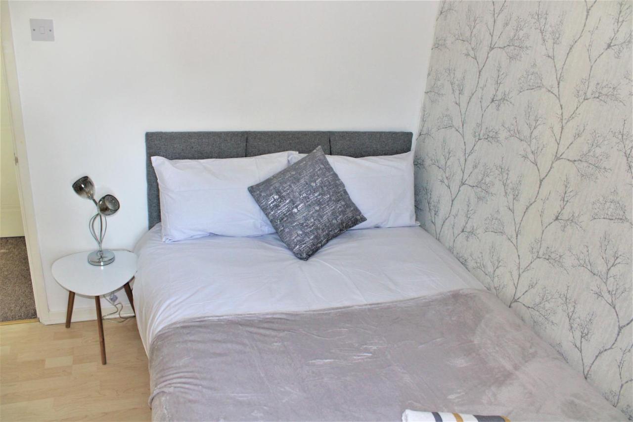 Oldbrook Budget Friendly 3 Bedroom House Sleeps 6 Free Parking And Netflix Milton Keynes Exterior photo