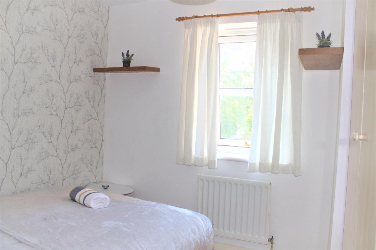 Oldbrook Budget Friendly 3 Bedroom House Sleeps 6 Free Parking And Netflix Milton Keynes Exterior photo